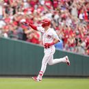 Tyler Stephenson, de los Rojos de Cincinnati, recorre las bases después de batear jonrón de dos carreras en contra de los Padres de San Diego durante la octava entrada del juego de béisbol, el domingo 2 de julio de 2023, en Cincinnati. (AP Foto/Jeff Dean)