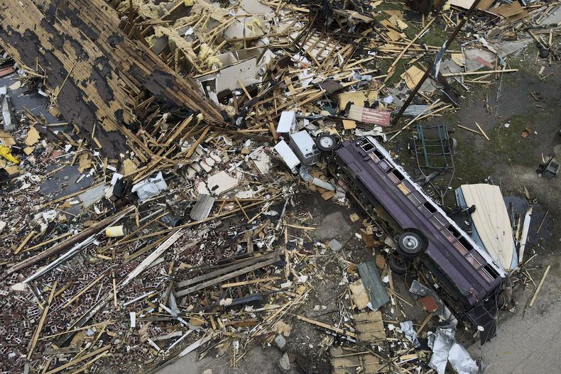 ARCHIVO - La imagen registra los daños causados por un tornado en una zona residencial de Rolling Fork, Mississippi, el 26 de marzo de 2023. (AP Foto/Julio Cortez, archivo)