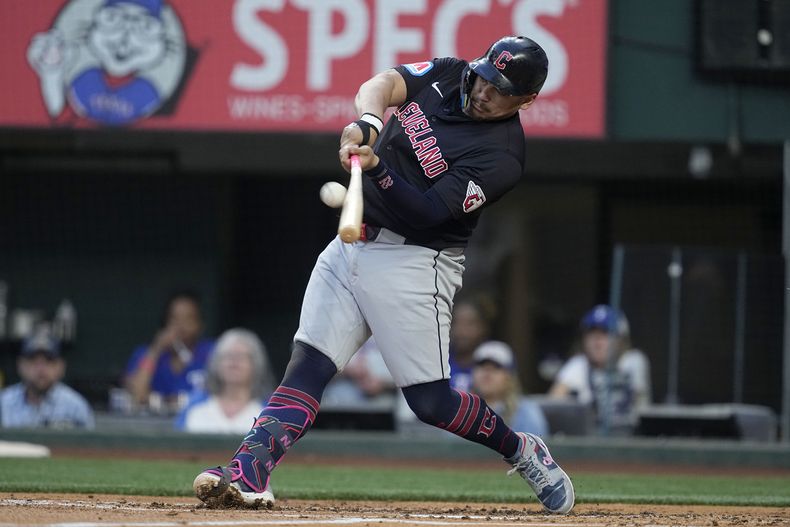 Josh Naylor, de los Guardianes de Cleveland, conecta un jonrón de tres carreras, en el juego del martes 14 de mayo de 2024, ante los Rangers de Texas (AP Foto/Tony Gutiérrez)