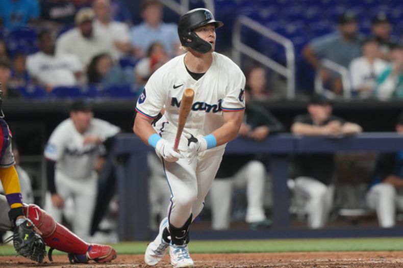Kyle Stowers, de los Marlins de Miami, observa su batazo hacia el jardín central durante la sexta entrada de un partido de béisbol contra los Diamondbacks de Arizona, el martes 9 de junio de 2026, en Miami. (Foto AP/Marta Lavandier)