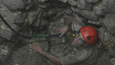 Imágenes impactantes del rescate de un cubano que cayó en un pozo en Holguín