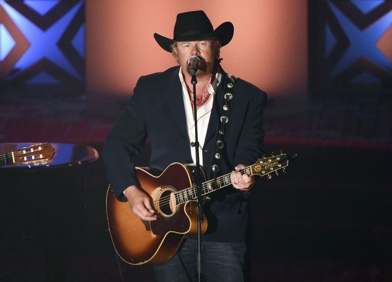 ARCHIVO - Toby Keith actúa en la 46ta Gala del Salón de la Fama de Compositores en el Marriott Marquis, el 18 de junio de 2015, en Nueva York. El cantante y compositor de Beer For My Horses Toby Keith ha muerto. Tenía 62 años. (Foto by Evan Agostini/Invision/AP, Archivo)