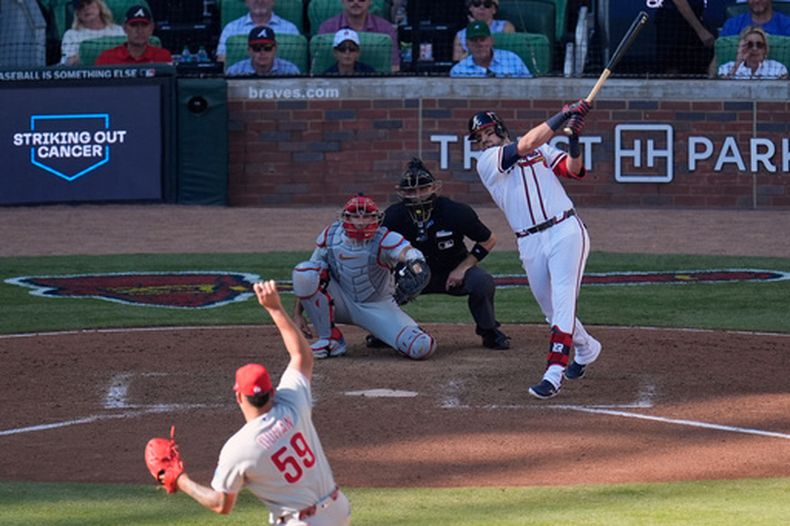 Austin Riley de los Bravos de Atlanta conecta un jonrón ante el relevista Jhoan Durán (59) de los Filis de Filadelfia en la serie de comodines de la Liga Nacional, el martes 29 de septiembre de 2026, en Atlanta. (AP Foto/Mike Stewart)