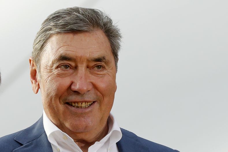 El exciclista belga Eddy Merckx en fotografía tomada en la ceremonia en el podio de la 21ma y última etapa del Tour de Drancia el domingo 29 de julio del 2018. (AP Foto/Laurent Rebours)
