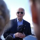 El presidente Joe Biden habla con reporteros en la pista del Aeropuerto Regional del condado de Dane, en Madison, Wisconsin, después de una visita de campaña, el viernes 5 de julio de 2024. (AP Foto/Manuel Balce Ceneta)