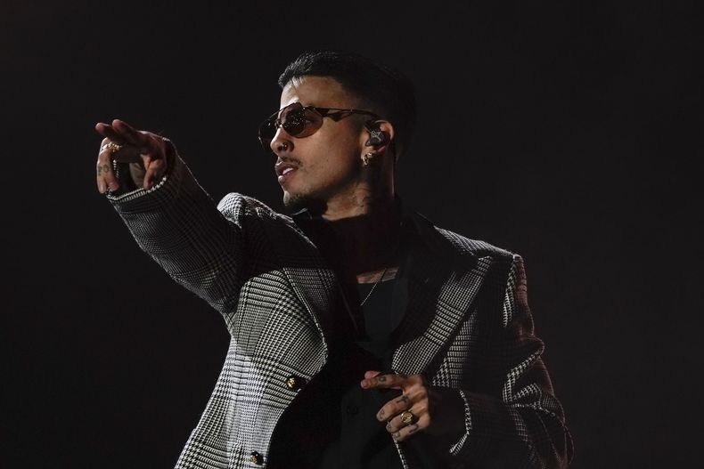 El cantante puertorriqueño Rauw Alejandro durante su concierto en el Coca-Cola Flow Fest en la Ciudad de México el sábado 23 de noviembre de 2024. (Foto AP/Félix Márquez)