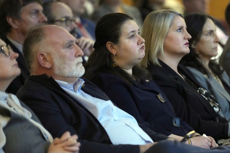 De izquierda a derecha, el chef José Andrés, la embajadora de Ucrania para Estados Unidos Oksana Markarova y la subsecretaria de Estado para Diplomacia Pública Elizabeth M. Allen, miran en una función del documental 20 Days in Mariupol en e Departamento de Estado en Washington, el martes 27 de febrero de 2024. (Foto AP/Susan Walsh)
