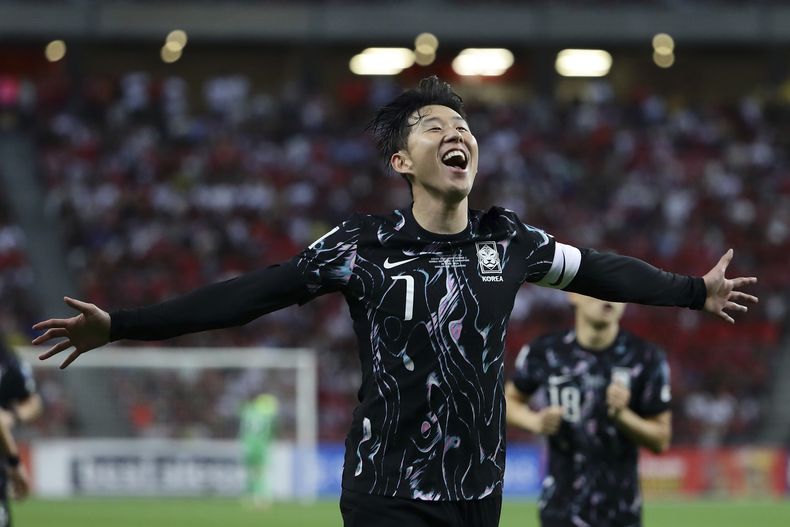 El surcoreano Son Heung Min reacciona tras anotar un gol ante Singapur en las eliminatorias del Mundial 2026, el 6 de junio de 2024, en Singapur. (AP Foto/Suhaimi Abdullah)