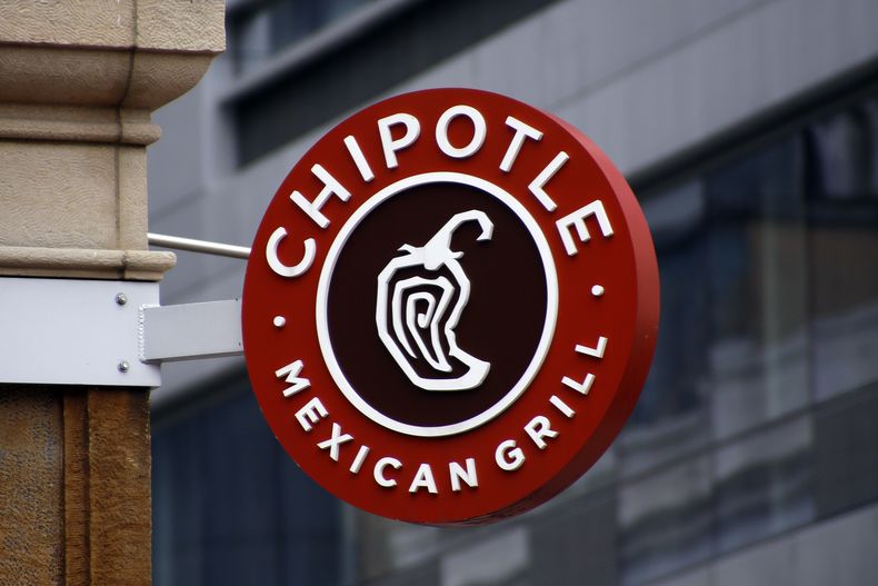 Un letrero del restaurante Chipotle en Market Square de Pittsburgh el 8 de febrero de 2016. (AP Foto/Keith Srakocic, Archivo)