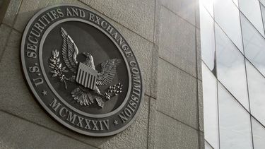 ARCHIVO - El sello de la Comisión de Bolsa y Valores de Estados Unidos en la sede de la agencia, el 19 de junio de 2015, en Washington. (AP Foto/Andrew Harnik, Archivo)