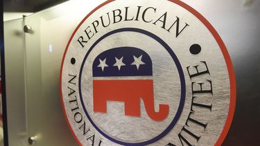 ARCHIVO - En la imagen, el logotipo del Comité Nacional Republicano en el centro del escenario del Coliseo de North Charleston, el 13 de enero de 2016, en North Charleston, Carolina del Sur. (AP Foto/Rainier Ehrhardt, Archivo)