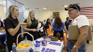 americateve | Fotograf&iacute;a del mi&eacute;rcoles 16 de julio de 2014 que muestra a John Godman (derecha), veterano del ej&eacute;rcito de Estados Unidos, hablando con las reclutadoras Nicole Rushton (izquierda) y Megan Hogan (centro) en una feria de reclutamiento e