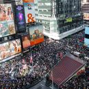 Miles de manifestantes abarrotan Times Square durante una protesta “Sin reyes”, el sábado 8 de octubre de 2025, en Nueva York. (AP Foto/Olga Fedorova)