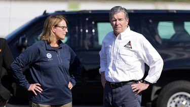 Deanne Criswell, directora de la FEMA, izquierda, y Roy Cooper, gobernador de Carolina del Norte, esperan la llegada de la candidata presidencial demócrata y actual vicepresidenta estadounidense Kamala Harris para darle una actualización de los daños causados por el huracán Helene, en el Aeropuerto Internacional Charlotte Douglas, el sábado 5 de octubre de 2024, en Charlotte, Carolina del Norte. (AP Foto/Chris Carlson)