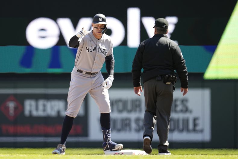 Aaron Judge de los Yanquis de Nueva York tras batear un doble ante los Mellizos de Minnesota, el miércoles 26 de abril de 2023, en Minneapolis. (AP Foto/Abbie Parr)