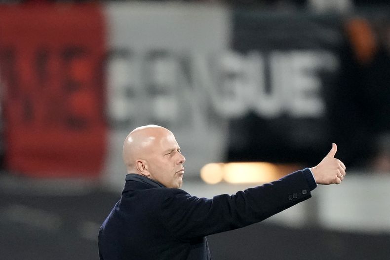 ARCHIVO - El entrenador de Feyenoord Arne Slot durante el partido contra la Roma por la Liga Europa, el jueves 15 de febrero de 2024, en Rotterdam. (AP Foto/Peter Dejong)