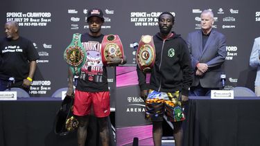 Errol Spence Jr. (izquierda) y Terence Crawford posan en una conferencia de prensa el jueves 27 de julio de 2023, en Las Vegas (AP Foto/John Locher)