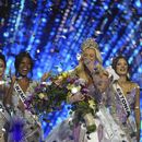 Miss Dinamarca Victoria Kjær Theilvig, al centro, reacciona después de ganar la 73ra edición de Miss Universo en Ciudad de México, el sábado 16 de noviembre de 2024. (AP Foto/Fernando Llano)
