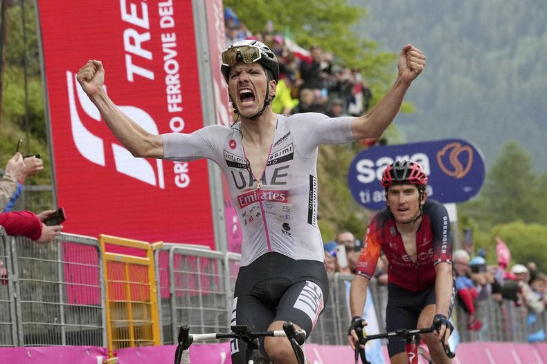 Joao Almeida aventaja a Geraint Thomas al ganar la 16ta etapa del Giro de Italia, el martes 23 de mayo de 2023, en el Monte Bondone. (Gian Mattia DAlberto/LaPresse vía AP)