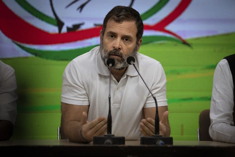 ARCHIVO - El principal líder de la oposición de India, Rahul Gandhi, en conferencia de presa en Nueva Delhi, India, el sábado 25 de marzo de 2023. (AP Foto/Altaf Qadri, archivo)