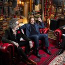Chris Robinson, izquierda, y Rich Robinson, centro, de The Black Crowes, con Jimmy Page de Led Zeppelin en Londres, el 2 de abril de 2025. (Ross Halfin vía AP)