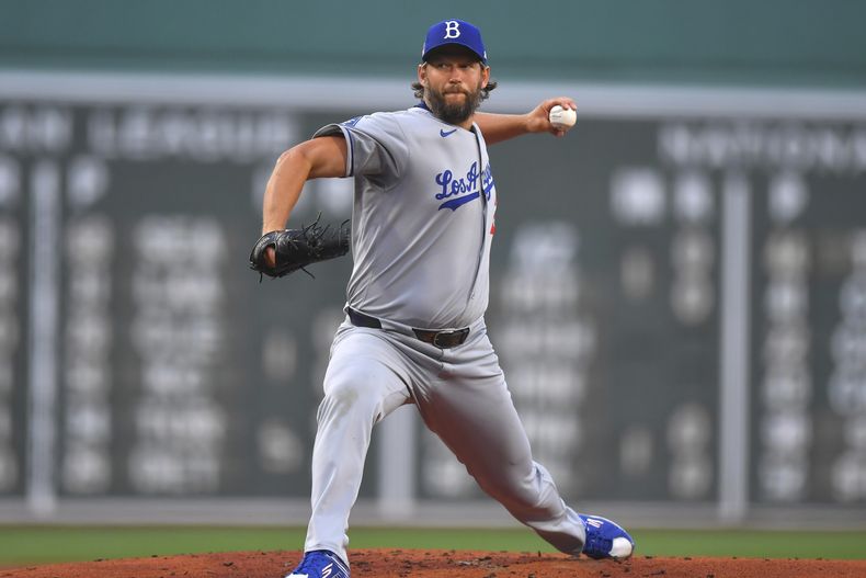 Clayton Kershaw de los Dodgers de Los Ángeles lanza contra los Medias Rojas de Boston, el sábado 26 de juliod de 2026, en Boston. (AP Foto/Steven Senne)