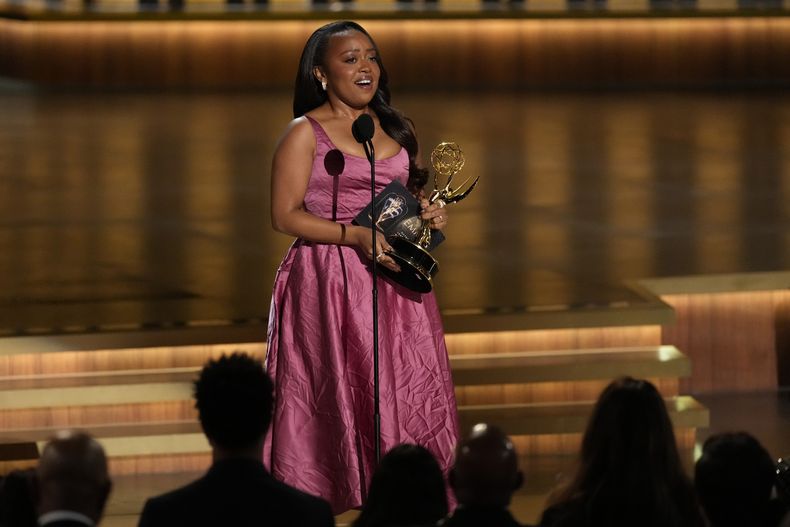 Quinta Brunson recibe el premio a mejor actriz de una serie de comedia por Abbott Elementary durante la 75ª edición de los Premios Emmy el lunes 15 de enero de 2024 en el Peacock Theatre de Los Ángeles. (Foto AP/Chris Pizzello)