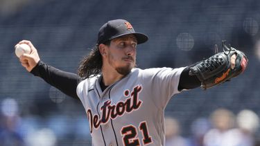 Michael Lorenzen de los Tigres de Detroit lanza contra los Reales de Kansas City, el jueves 20 de julio de 2023. (AP Foto/Charlie Riedel)
