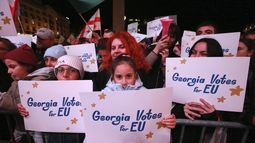 Manifestantes participan en un mitin de la oposición una semana antes de las elecciones parlamentarias, en Tiflis, Georgia, el 20 de octubre de 2024. (AP Foto/Zurab Tsertsvadze)