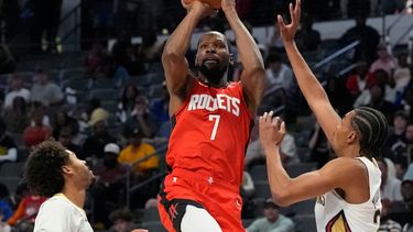 El alero de los Rockets de Houston Kevin Durant lanza el balón en el encuentro de pretemporada de la NBA ante los Pelicans de Nueva Orleans el martes 14 de octubre del 2025. (AP Foto/Mike Stewart)