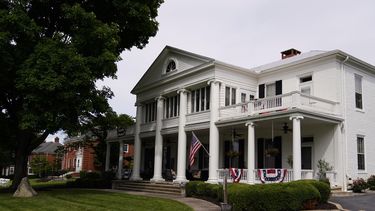 Un edificio que era parte de la Carlisle Indian Industrial School en las Barracas del Ejército de Estados Unidos en Carlisle, Pensilvania, el 10 de junio del 2022. (AP foto/Matt Slocum)