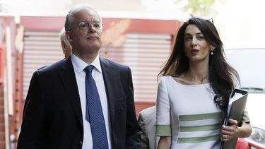 americateve | El ministro de cultura griego Kostas Tassoulas y la abogada Amal Clooney salen de una reuni&oacute;n en Atenas el 14 de octubre del 2014. Clooney y otro abogado, Geoffrey Robertson, llegaron el 13 para una visita de cuatro d&iacute;as a fin de asesorar al