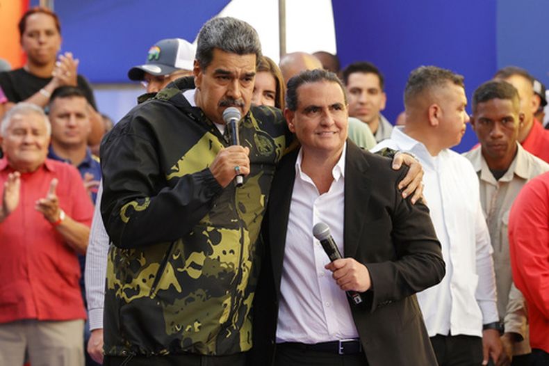 ARCHIVO – El presidente venezolano Nicolás Maduro, izquierda, y Alex Saab durante un evento para conmemorar el aniversario del golpe de Estado de 1958 en el que el dictador Marcos Pérez Jiménez fue derrocado, en Caracas, Venezuela, el 23 de enero de 2024. (AP Foto/Jesus Vargas, Archivo)