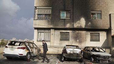 Vehículos dañados en un ataque de colonos judíos en las afueras de al-Bireh en Cisjordania, el 4 de noviembre del 2024. (AP foto/Nasser Nasser)