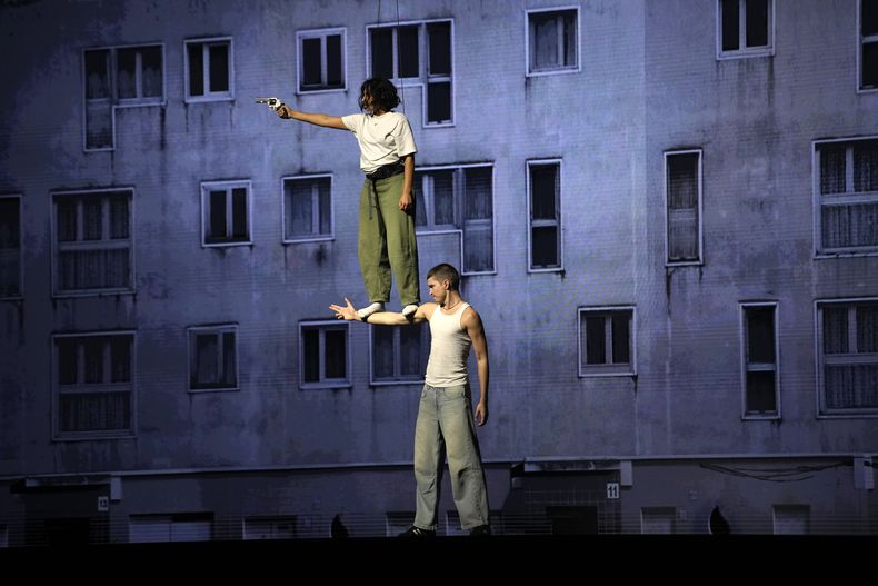 Actores en un ensayo del espectáculo musical La Haine, en Tremblay en Francia, el martes 17 de septiembre de 2024. (Foto AP/Christophe Ena)