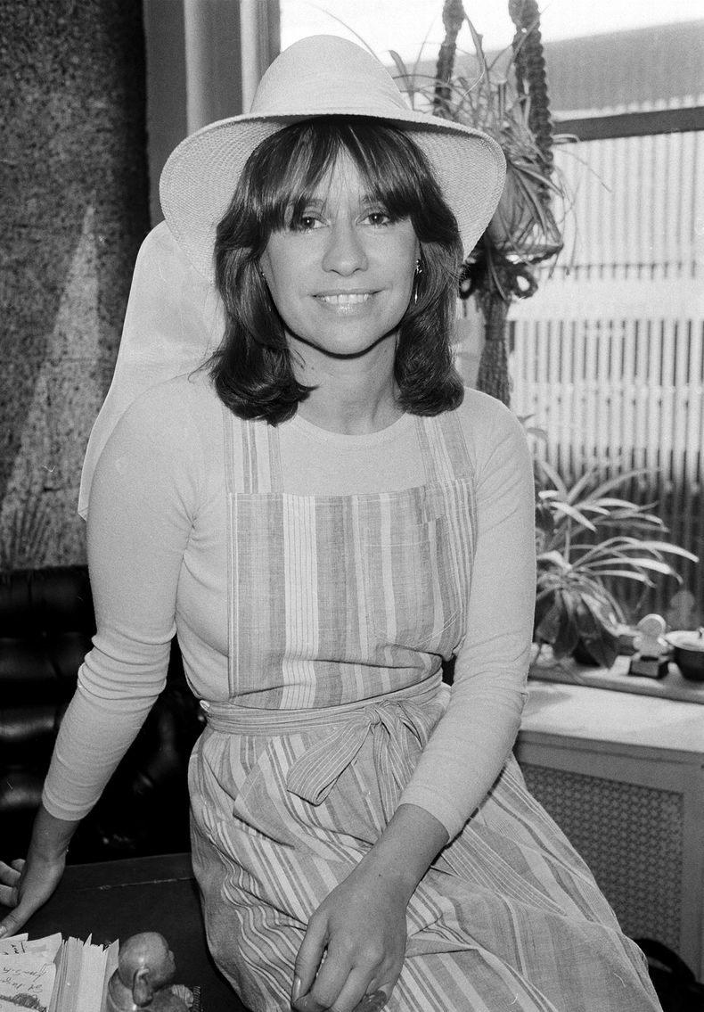 La cantante brasileña Astrud Gilberto posa para una foto el 20 de agosto de 1981 en Nueva York. La intérprete, famosa por su participación en Garota de Ipanema, falleció a los 83 años, se informó el 6 de junio de 2023. (AP Foto/Dave Pickoff, Archivo)