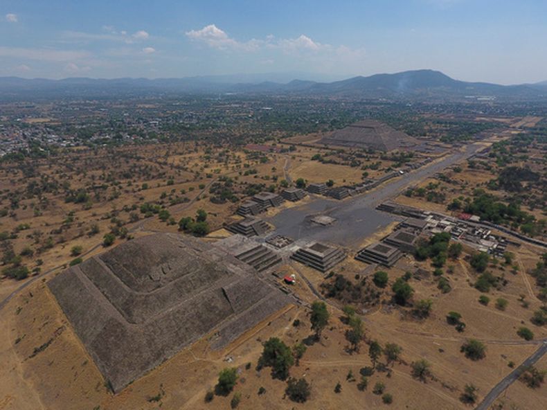 ARCHIVO - La Pirámide de la Luna, a la izquierda, y la Pirámide del Sol, al fondo a la derecha, se ven junto con estructuras más pequeñas en Teotihuacán, México, el 19 de marzo de 2020. (AP Foto/Rebecca Blackwell, Archivo)