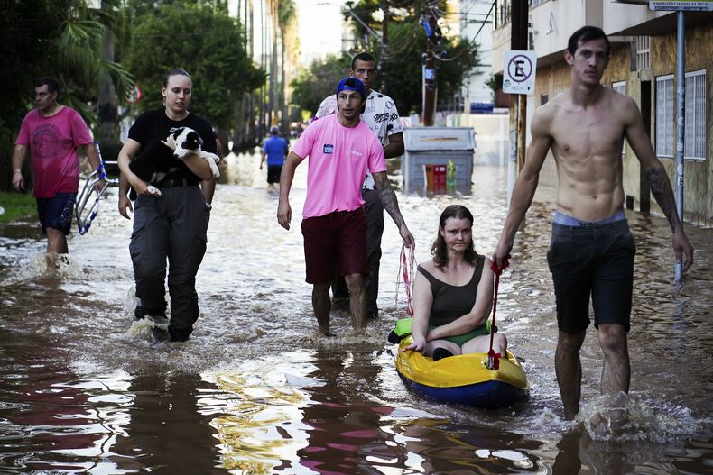 Una mujer es rescatada de las inundaciones en Porto Alegre, estado de Rio Grande do Sul, Brasil, el 6 de mayo del 2024. (AP foto/Carlos Macedo)