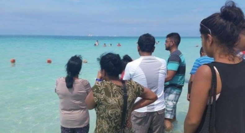 Familiares de Elvin Nicholas Anton esperan a que llegue atención médica después que este sufriera un infarto en Varadero, Cuba.