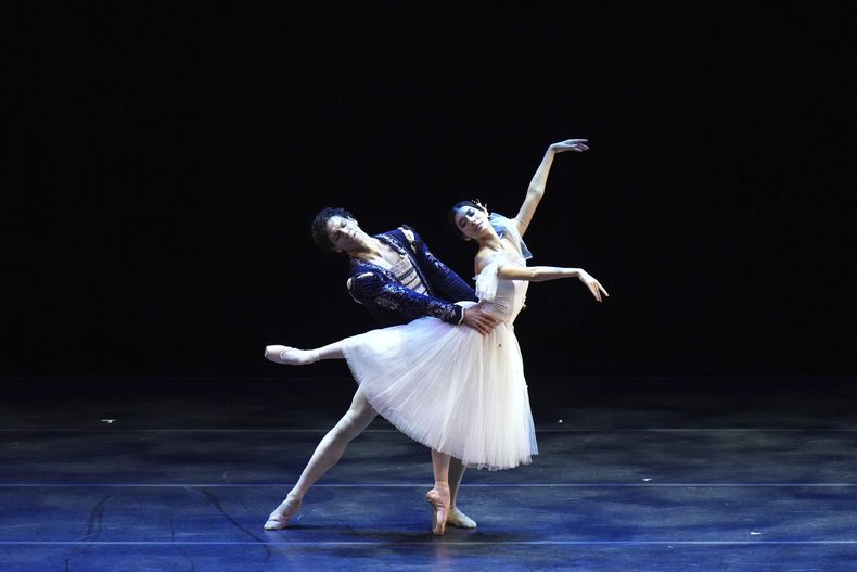 El reconocido bailarín de ballet mexicano Isaac Hernández, a la izquierda, del American Ballet Theatre, y Jasmine Jimison, mientras actúan en Despertares en el Auditorio Nacional de la Ciudad de México, el sábado 30 de agosto de 2025. (Foto AP/Eduardo Verdugo)