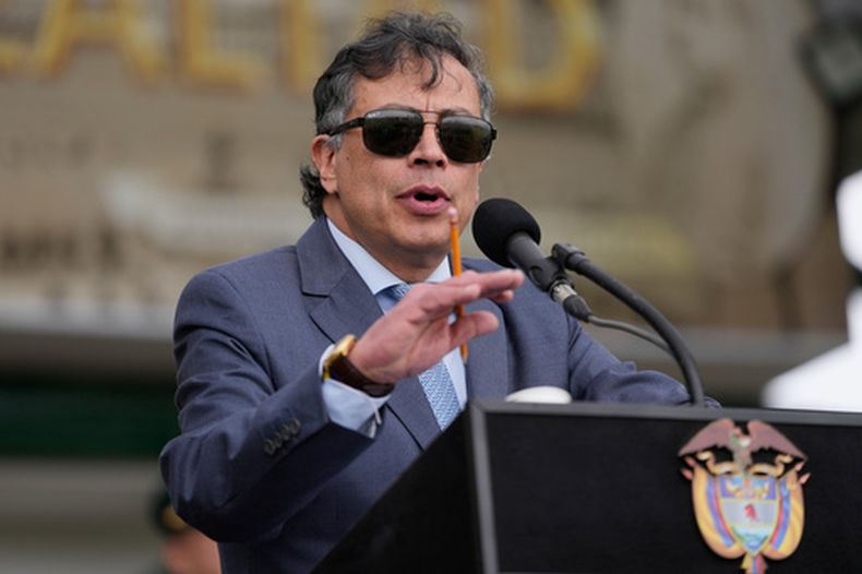 El presidente de Colombia, Gustavo Petro, pronuncia un discurso durante una ceremonia militar en Bogotá, Colombia, el viernes 5 de junio de 2026. (AP Foto/Fernando Vergara)