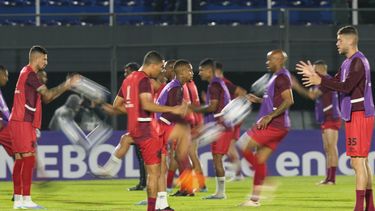 Jugadores del Athlético Paranaense calientan antes de un partido de la Copa Libertadores ante Libertad de Paraguay, el jueves 4 de mayo de 2023, en Asunción (AP Foto/Jorge Saenz)