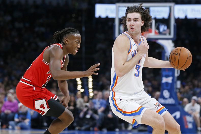 Josh Giddey, del Thunder de Oklahoma City, conduce el balón delante de Ayo Dosunmu, de los Bulls de Chicago, el miércoles 22 de noviembre de 2023 (AP Foto/Nate Billings)