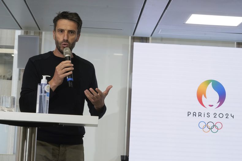 El presidente del Comité Organizador de los Juegos Olímpicos y Paralímpicos de París 2024, Tony Estanguet, ofrece una rueda de prensa, en Saint-Denis, al norte de París, Francia, el miércoles 17 de mayo de 2023. La capital de Francia detalló sus planes para una Casa del Orgullo que celebrará a las personas LGBTQ durante los Olímpicos y Paralímpicos del próximo año y el jefe de la organización de los Juegos prometió que los atletas olímpicos y activistas tendrán muchas oportunidades de hablar de derechos LGBTQ en instalaciones deportivas. (AP Foto/Thibault Camus)