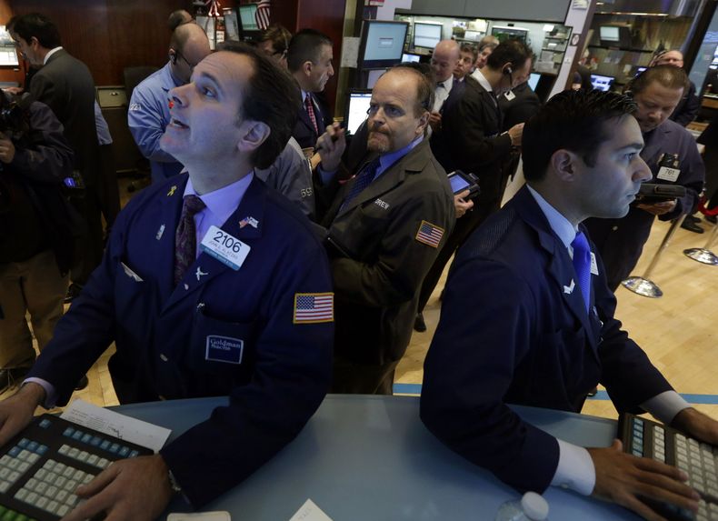 Los especialistas John Alatzas, izquierda, y William Geier en la Bolsa de Nueva York, 19 de noviembre de 2013. (AP Foto/Richard Drew)