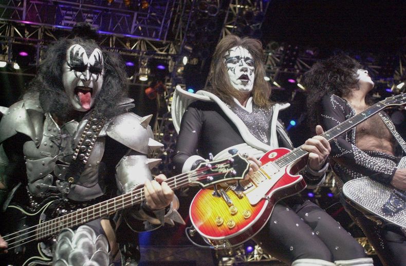 ARCHIVO – Los guitarristas de Kiss Paul Stanley, derecha, Ace Frehley, centro, y el bajista Gene Simmons, tocan en el concierto de despedida de la banda en el área de Detroit, el jueves 25 de mayo de 2000, en el Palace of Auburn Hills, Michigan. (AP Foto/Paul Warner, Archivo)