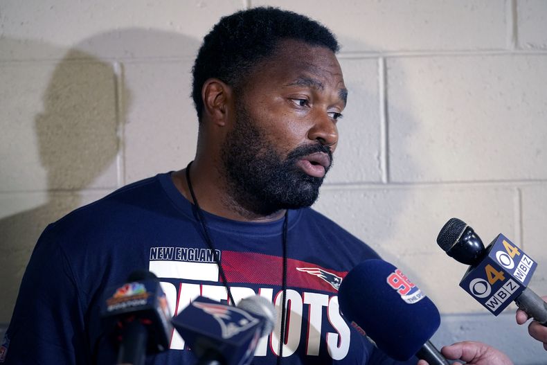 ARCHIVO - Foto del 29 de agosto del 2022 el entrenador de linebackers de los Patriots de Nueva Inglaterra Jerod Mayo habla con los reporteros. El viernes 12 de enero del 2024, los Patriots contratan a Mayo como nuevo entrenador en jefe tras la partida el jueves de Bill Belichick. (AP Foto/Steven Senne, Archivo)