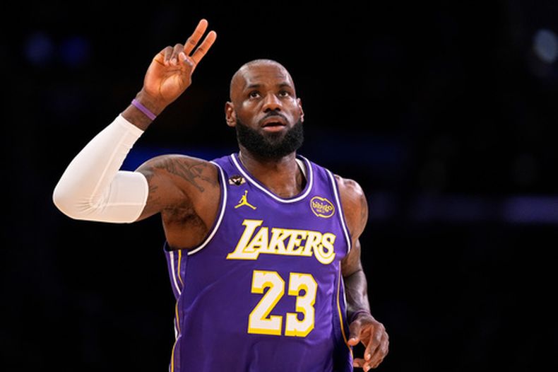 LeBron James, de los Lakers de Los Ángeles, festeja un enceste ante los Mavericks de Dallas, el jueves 12 de febrero de 2026 (AP Foto/Mark J. Terrill)