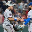 El venezolano Francisco Álvarez felicita al mexicano Daniel Duarte, su compañero de los Mets, tras la victoria sobre los Guardianes de Cleveland, el miércoles 5 de agosto de 2026 (AP foto/Phil Long)