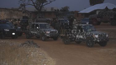 Vehículos del ejército de Nigeria estacionados en un área donde hombres armados secuestraron a estudiantes en Chikun, Nigeria, el jueves 7 de marzo de 2024. (AP Foto)